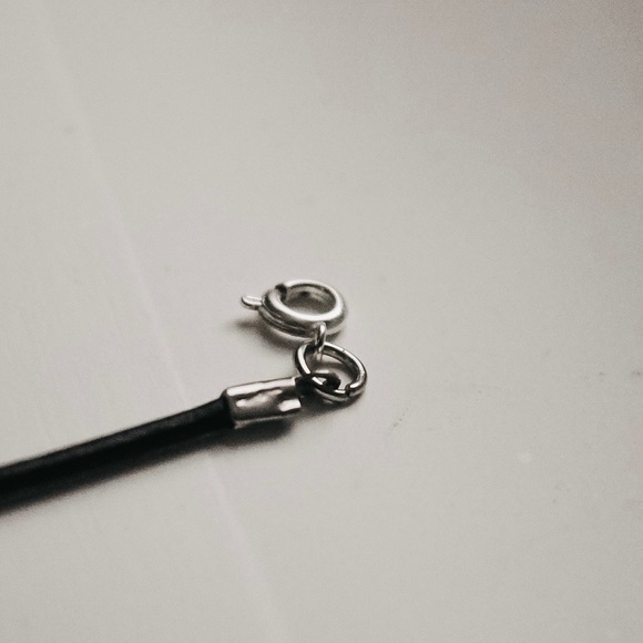 Single Pearl Knot Chocker - Picture 3 of 4